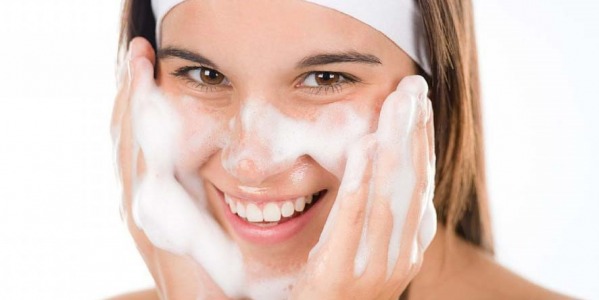 ¿Por qué debes esperar 1 minuto desde que te lavas la cara hasta que te aplicas la crema?