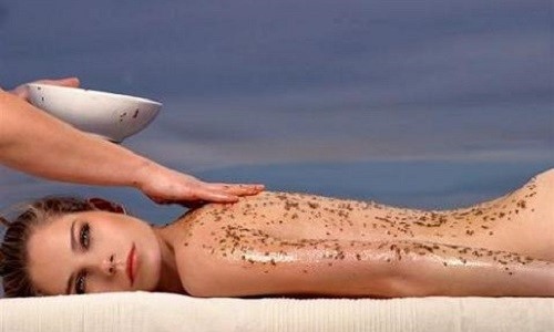 LOS BENEFICIOS DE EXFOLIAR LA PIEL ANTES DE TOMAR EL SOL