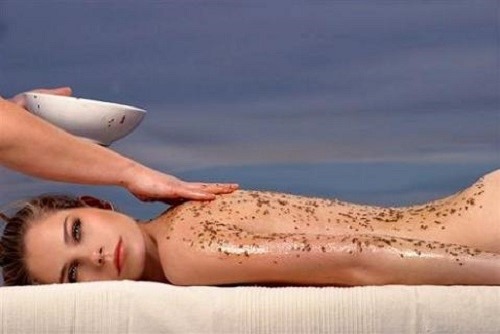 LOS BENEFICIOS DE EXFOLIAR LA PIEL ANTES DE TOMAR EL SOL